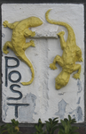908446 Afbeelding van een staande wit geschilderde natuurstenen brievenbus, bij de voordeur van het pand Rijnlaan 226 ...